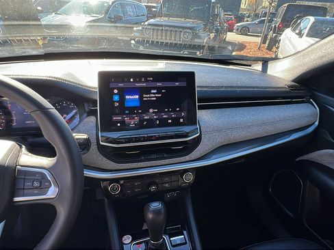 Used 2024 Jeep Compass Latitude image 30