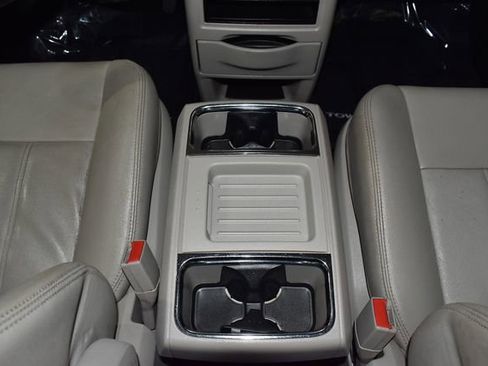 Used 2016 Chrysler Town & Country Touring image 18