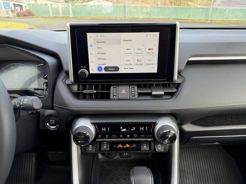 Used 2025 Toyota RAV4 XLE Premium image 21