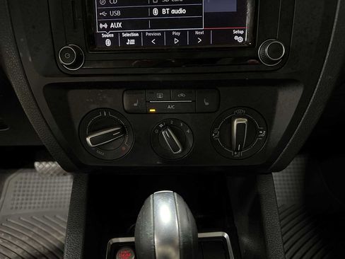 Used 2017 Volkswagen Jetta SE image 21