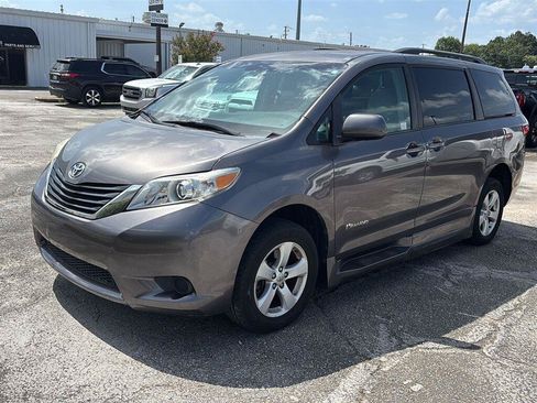 Used 2016 Toyota Sienna LE FWD image 3
