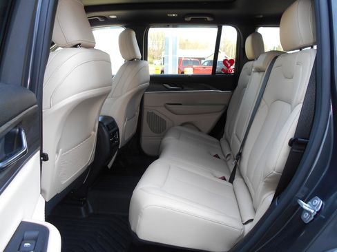 Certified 2024 Jeep Grand Cherokee Limited w/ Luxury Tech Group II AWD/4WD image 7