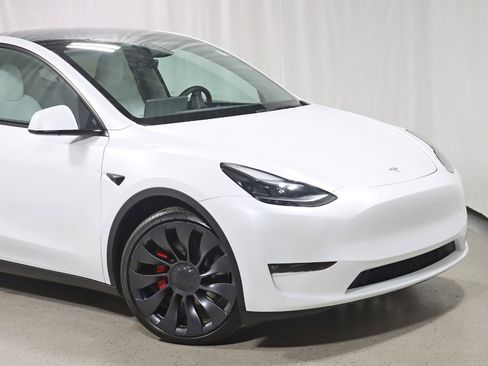Used 2025 Tesla Model Y Performance image 2
