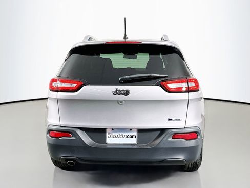 Used 2018 Jeep Cherokee Latitude Plus w/ Comfort/Convenience Group image 8