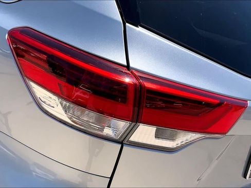 Used 2018 Toyota Highlander XLE AWD/4WD image 29