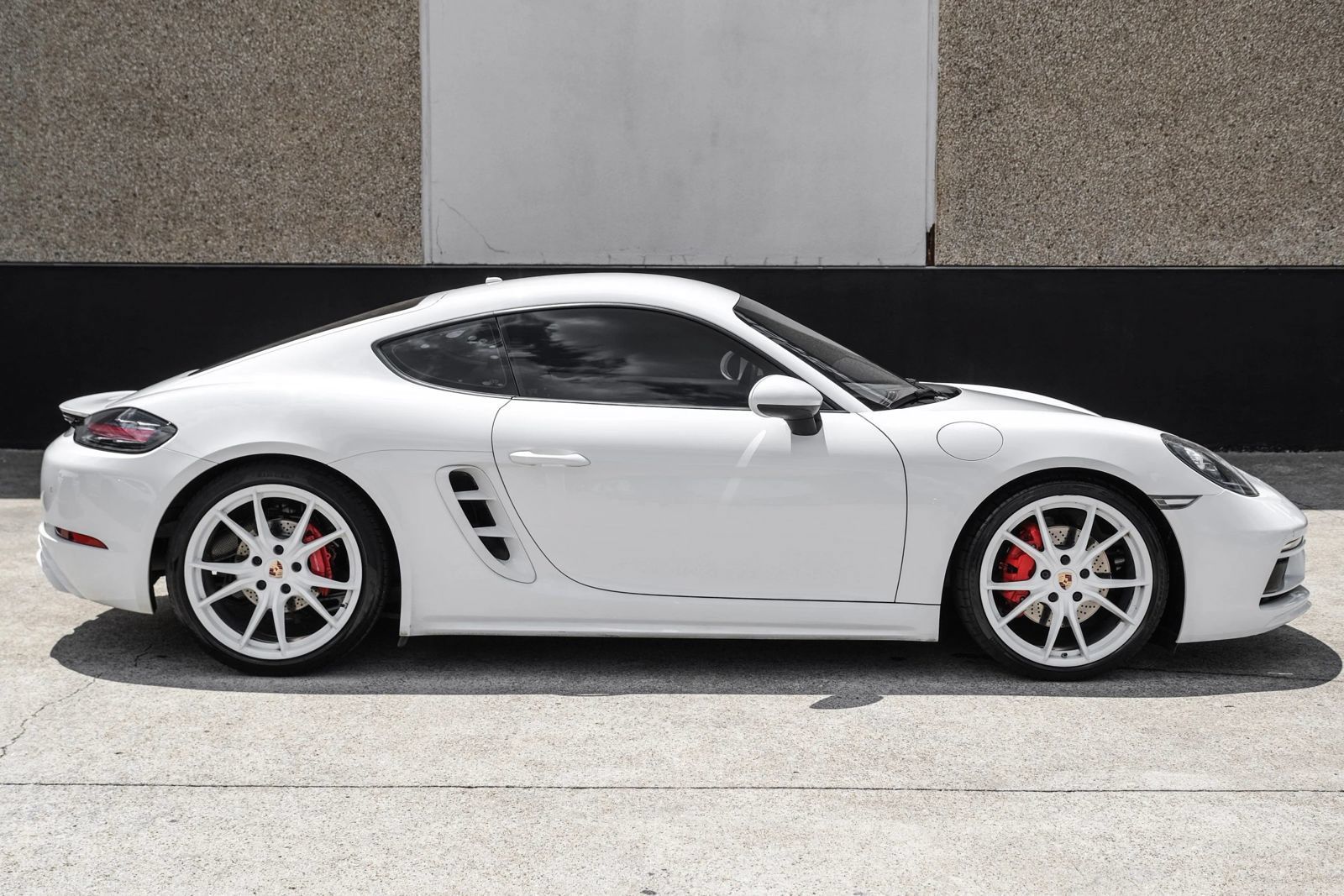 Used 2018 Porsche 718 Cayman S w/ Sportdesign Package RWD image 6
