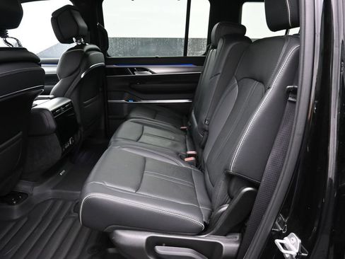 Used 2023 Jeep Grand Wagoneer Series II w/ Flexible Seating Group AWD/4WD image 7