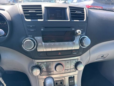 Used 2012 Toyota Highlander SE w/ Tow Pkg image 8