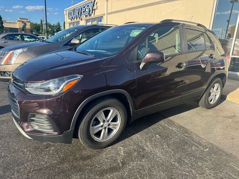 Used 2021 Chevrolet Trax LT w/ Driver Confidence Package FWD image 2