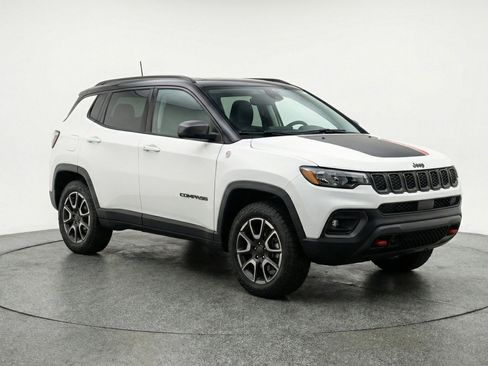 Used 2025 Jeep Compass Trailhawk image 1