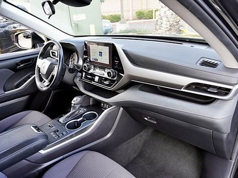 Used 2024 Toyota Highlander LE image 11