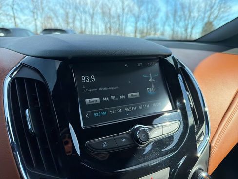 Used 2017 Chevrolet Cruze Premier image 28