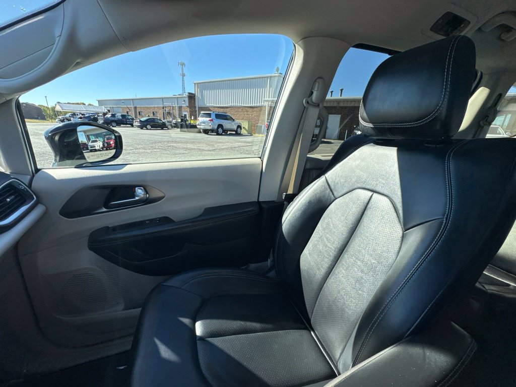 Used 2024 Chrysler Pacifica Touring-L FWD image 18