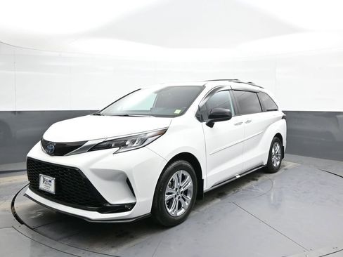 Certified 2023 Toyota Sienna XSE w/ XSE Plus Package image 1