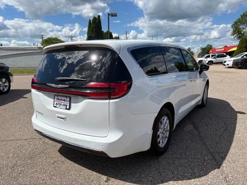 Used 2023 Chrysler Pacifica Touring-L FWD image 5