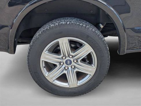 Used 2018 Ford F150 Lariat w/ Equipment Group 502A Luxury AWD/4WD image 9