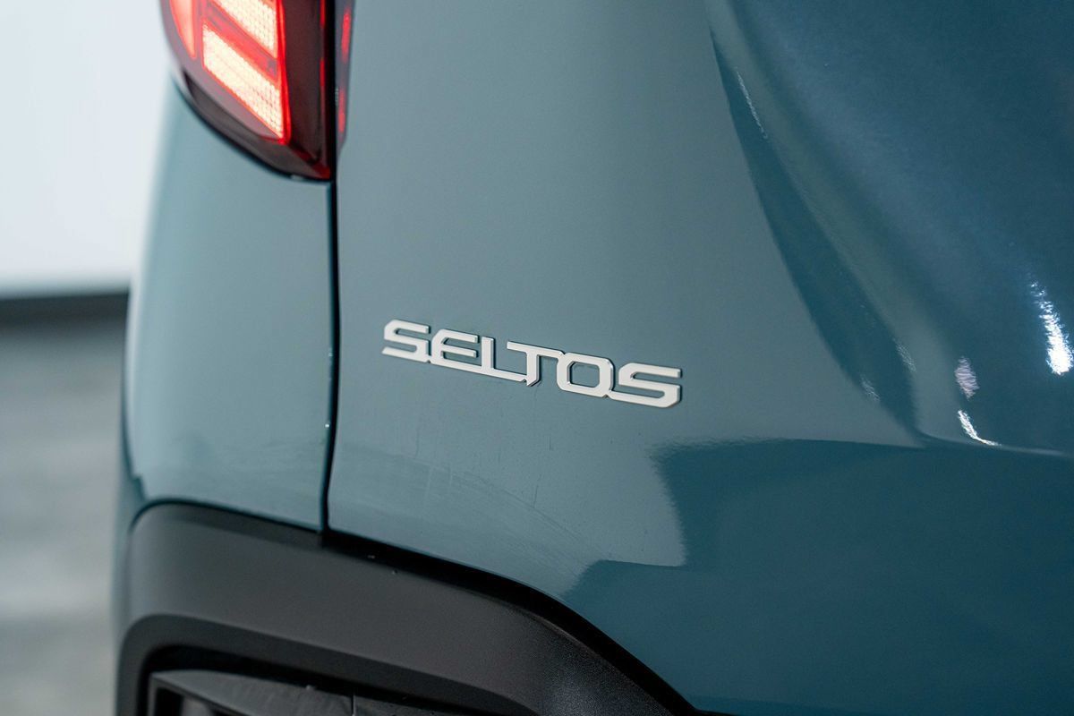 Used 2024 Kia Seltos EX FWD image 4