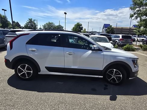 Used 2024 Kia Niro EX FWD image 18