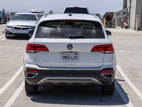 Certified 2024 Volkswagen Taos SE FWD image 5
