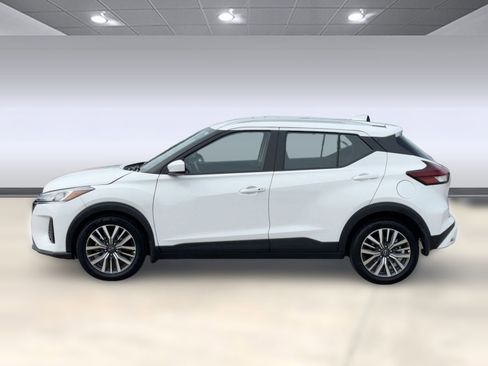 Used 2024 Nissan Kicks SV image 2