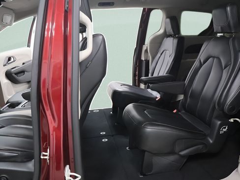 Used 2023 Chrysler Pacifica Touring-L FWD image 22