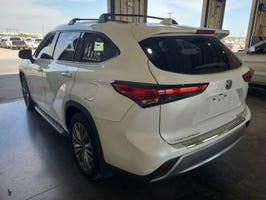 Used 2021 Toyota Highlander Platinum FWD image 3
