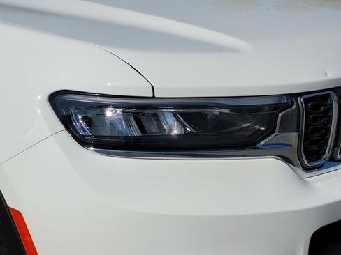 Used 2023 Jeep Grand Cherokee L Laredo image 11