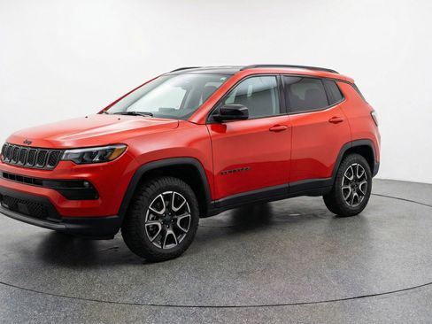 Used 2025 Jeep Compass Trailhawk AWD/4WD image 3