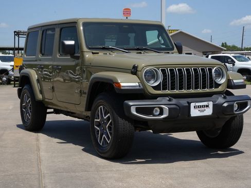Used 2026 Jeep Wrangler Unlimited Sahara AWD/4WD image 2