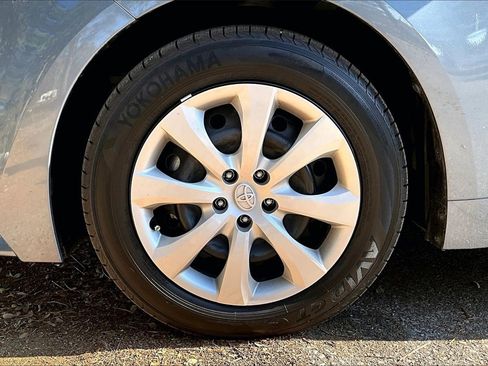 Used 2025 Toyota Corolla LE image 31