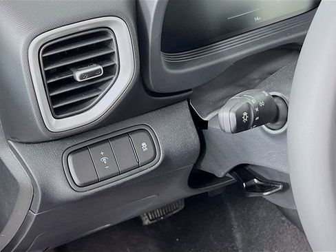 Certified 2025 Hyundai Venue SEL image 11