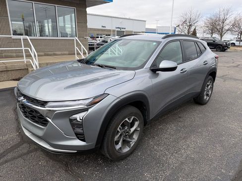 Used 2024 Chevrolet Trax LT w/ Driver Confidence Package image 3