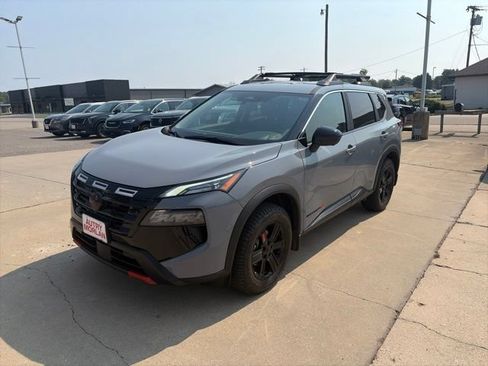 Used 2025 Nissan Rogue SV AWD/4WD image 2
