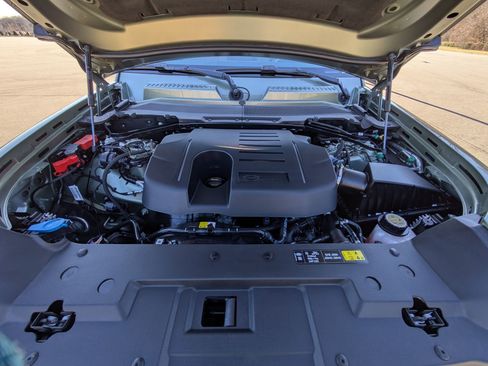 Used 2025 Land Rover Defender 110 X-Dynamic SE image 32