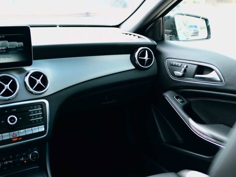 Used 2019 Mercedes-Benz GLA 250 4MATIC image 11