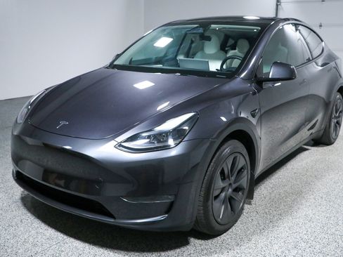 Used 2024 Tesla Model Y Long Range RWD image 26