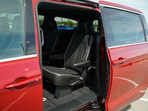 New 2026 Chrysler Pacifica Limited image 14