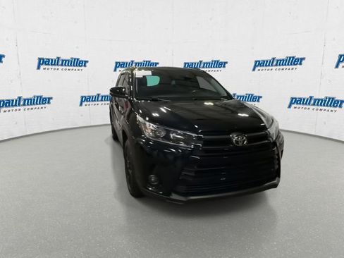 Used 2019 Toyota Highlander SE AWD/4WD image 3