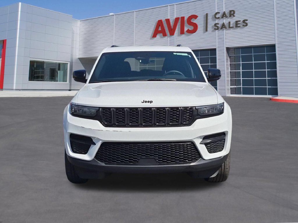Used 2025 Jeep Grand Cherokee Altitude AWD/4WD image 2