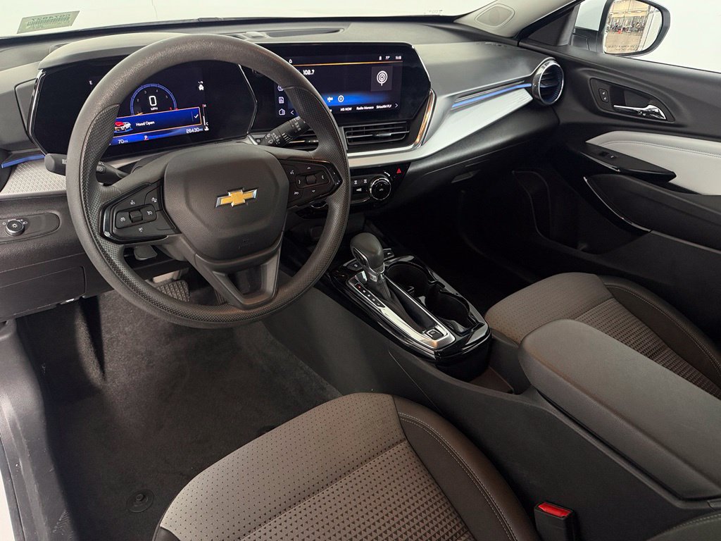 Used 2025 Chevrolet Trax LT FWD image 12