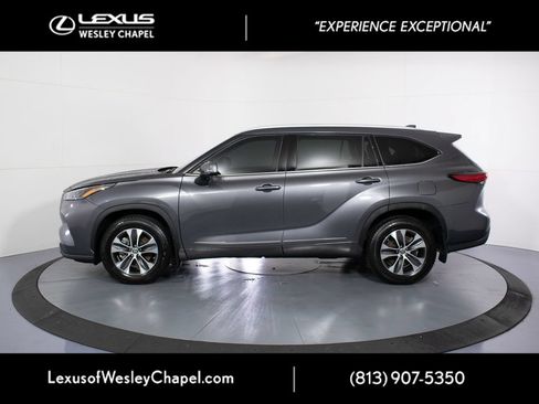Used 2022 Toyota Highlander XLE AWD/4WD image 10