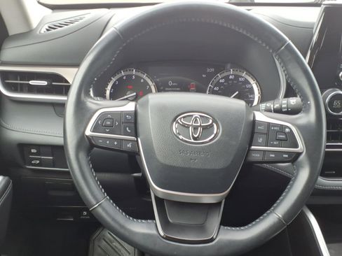 Used 2022 Toyota Highlander XLE AWD/4WD image 14