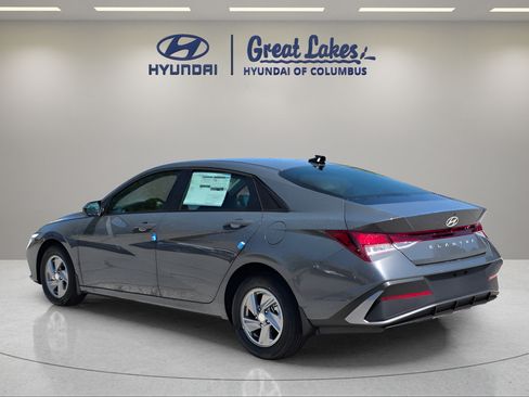 New 2026 Hyundai Elantra SE FWD image 3