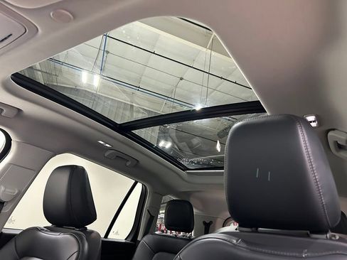 Certified 2025 Lincoln Aviator AWD image 27