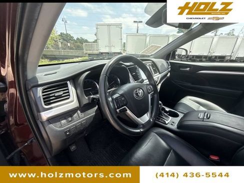 Used 2019 Toyota Highlander XLE AWD/4WD image 10