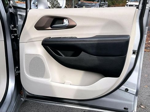 Used 2017 Chrysler Pacifica Touring-L image 20