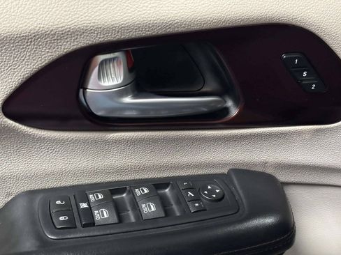 Used 2017 Chrysler Pacifica Limited w/ UConnect Theater Package FWD image 29