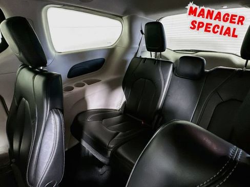 Used 2023 Chrysler Pacifica Touring-L FWD image 25