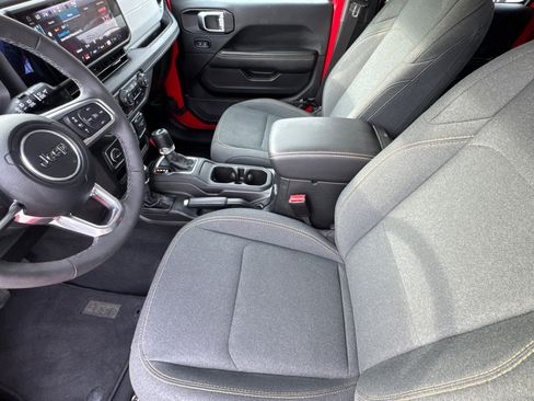 Used 2025 Jeep Wrangler Sahara image 9
