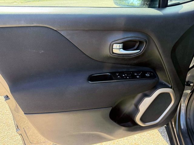 Used 2017 Jeep Renegade Latitude w/ Cold Weather Group AWD/4WD image 15